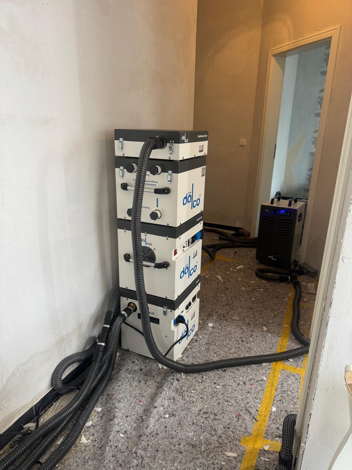 Dämmschichttrocknung mit mehrstufiger dölco-Anlage in einem Flur